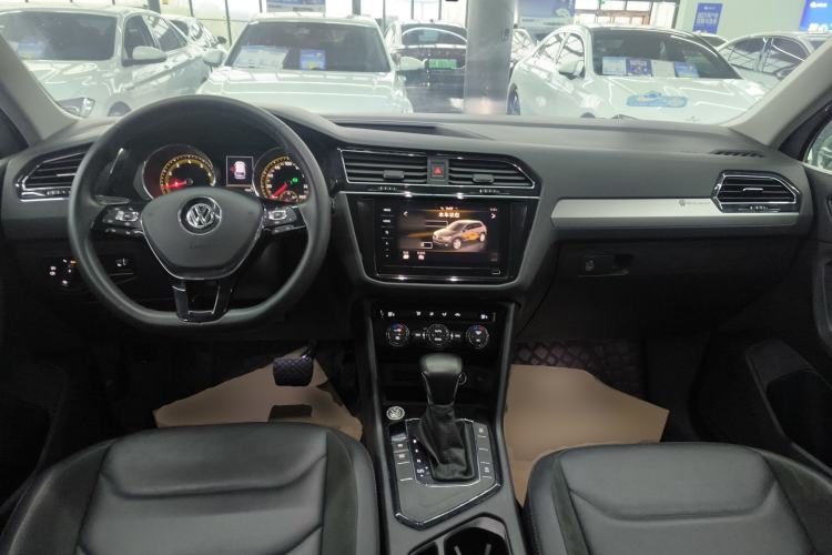Used Volkswagen Tiguan L 2019 Updated Version 330TSI Automatic Two-Wheel Drive Panoramic Comfort Edition China VI Standard Center Console