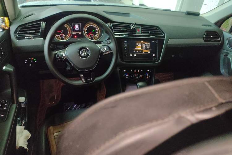 Used Volkswagen Tiguan L 2019 Revised Version 280TSI Automatic Two-Wheel Drive Panoramic Comfort Edition China VI Standard Center Console
