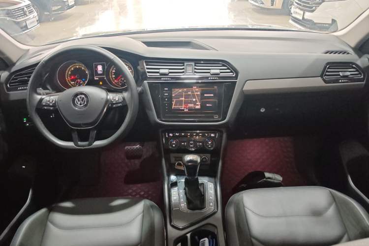 Used Volkswagen Tiguan L 2019 Revised 330TSI Automatic Two-Wheel Drive Smart & Luxury Edition China VI Standard Center Console