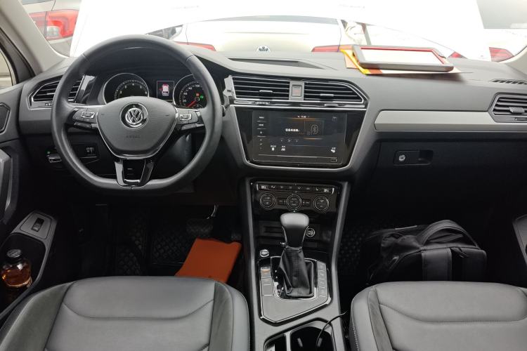 Used Volkswagen Tiguan L 2019 Revised 330TSI Automatic Two-Wheel Drive Smart & Luxury Edition China VI Standard Center Console