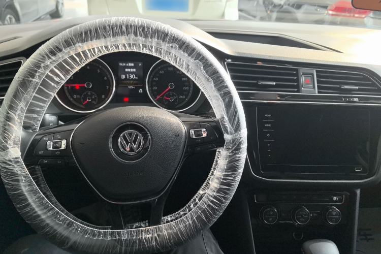 Used Volkswagen Tiguan L 2019 Updated Version 330TSI Automatic Two-Wheel Drive Panoramic Comfort Edition China VI Standard Center Console