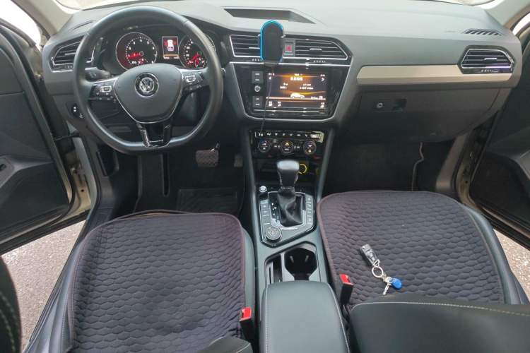 Used Volkswagen Tiguan L 2019 380TSI Automatic All-Wheel Drive Luxury Edition China VI Standard Center Console