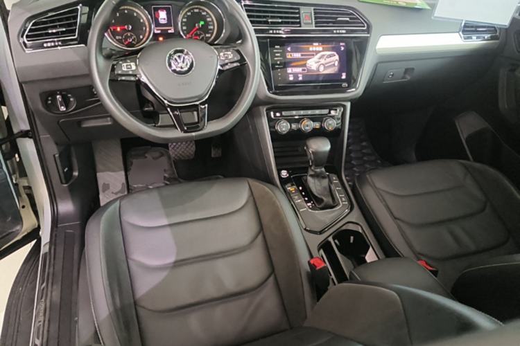 Used Volkswagen Tiguan L 2019 Updated Version 330TSI Automatic Two-Wheel Drive Panoramic Comfort Edition China VI Standard Center Console