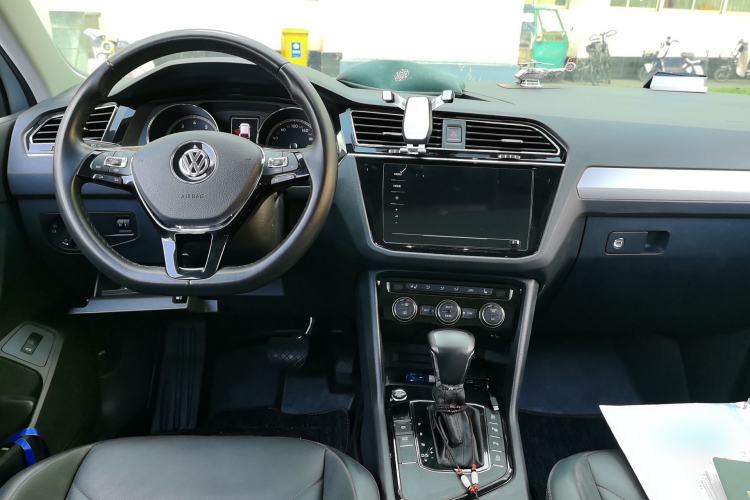 Used Volkswagen Tiguan L 2019 Revised 330TSI Automatic Two-Wheel Drive Smart & Luxury Edition China VI Standard Center Console