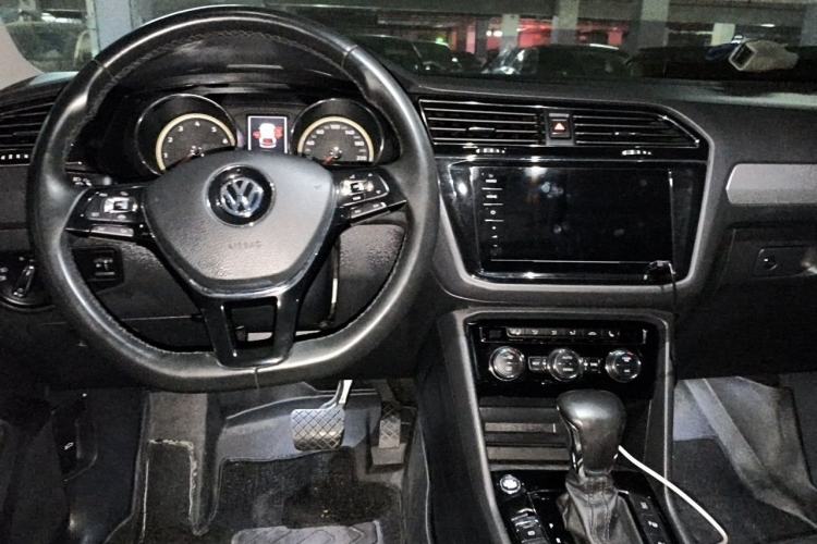 Used Volkswagen Tiguan L 2019 330TSI Automatic Two-Wheel Drive Smart Luxury Version China VI Standard Center Console