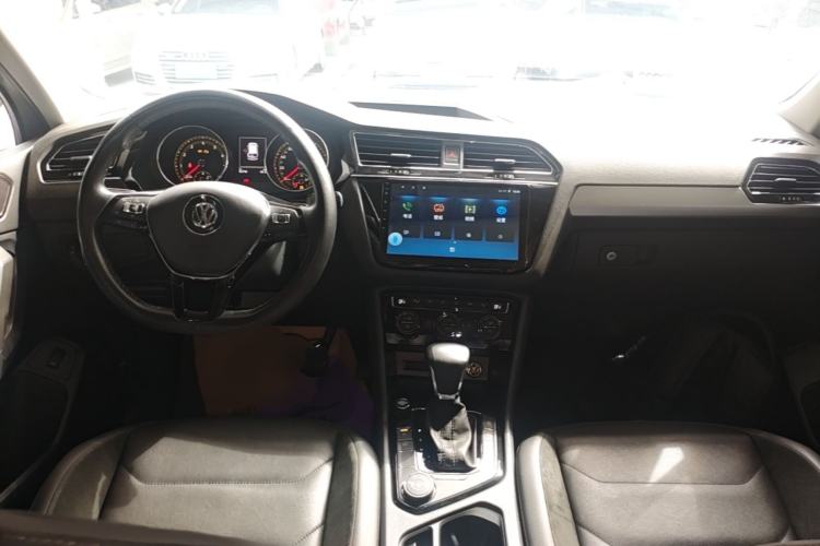 Used Volkswagen Tiguan L 2019 380TSI Automatic All-Wheel Drive Luxury Edition with 7 Seats China VI Standard Center Console