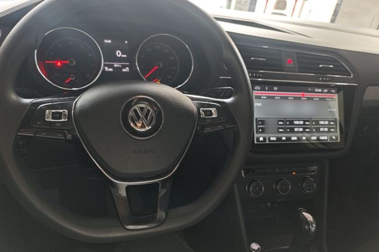 Used Volkswagen Tiguan L 2019 330TSI Automatic Two-Wheel Drive Luxury Edition China VI Standard Center Console