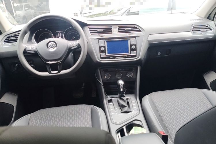 Used Volkswagen Tiguan L 2019 330TSI Automatic Two-Wheel Drive Luxury Edition China VI Standard Center Console
