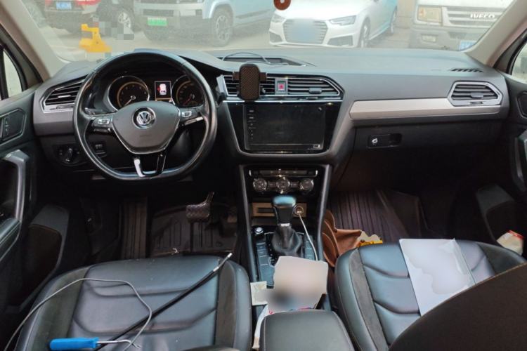 Used Volkswagen Tiguan L 2019 Revised Version 280TSI Automatic Two-Wheel Drive Panoramic Comfort Edition China VI Standard Center Console