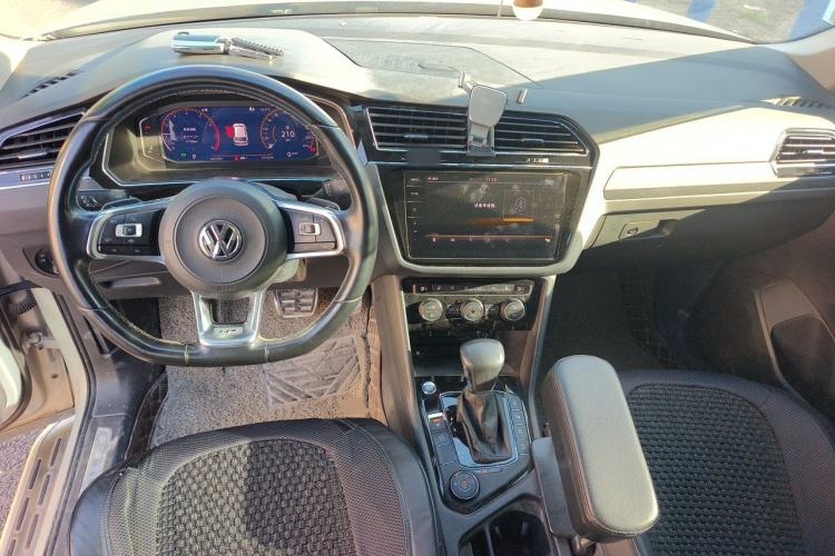 Used Volkswagen Tiguan L 2019 380TSI Automatic All-Wheel Drive R-Line Flagship 7-Seater China VI Standard Center Console