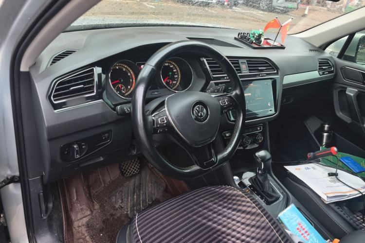 Used Volkswagen Tiguan L 2019 Updated Version 330TSI Automatic Two-Wheel Drive Panoramic Comfort Edition China VI Standard Center Console