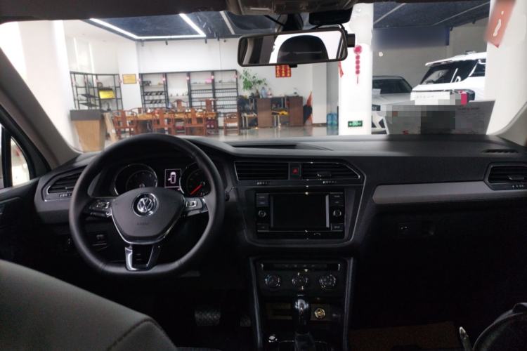 Used Volkswagen Tiguan L 2019 330TSI Automatic Two-Wheel Drive Luxury Edition China VI Standard Center Console