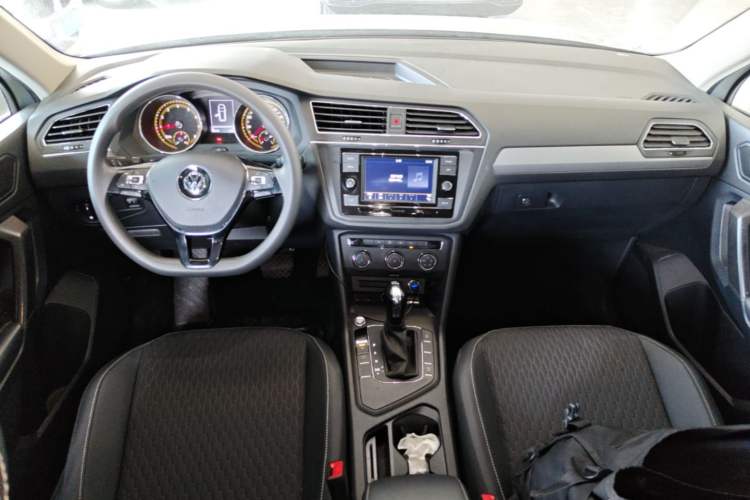 Used Volkswagen Tiguan L 2019 330TSI Automatic Two-Wheel Drive Luxury Edition China VI Standard Center Console