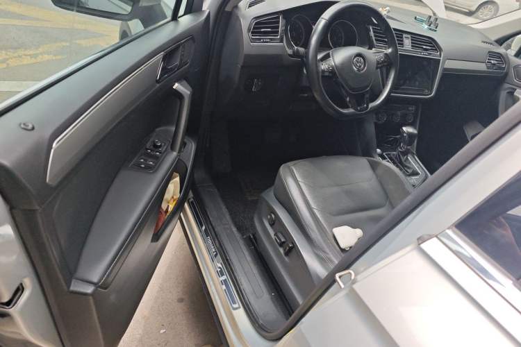 Used Volkswagen Tiguan L 2019 380TSI Automatic All-Wheel Drive Luxury Edition with 7 Seats China VI Standard Driver Seat