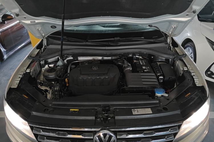 Used Volkswagen Tiguan L 2019 Updated Version 330TSI Automatic Two-Wheel Drive Panoramic Comfort Edition China VI Standard Engine Bay