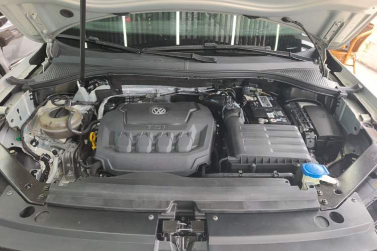 Used Volkswagen Tiguan L 2019 Revised 330TSI Automatic Two-Wheel Drive Smart & Luxury Edition China VI Standard Engine Bay