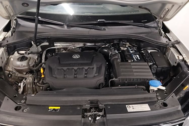 Used Volkswagen Tiguan L 2019 330TSI Automatic Two-Wheel Drive Smart Luxury Version China V Emission Standard Engine Bay