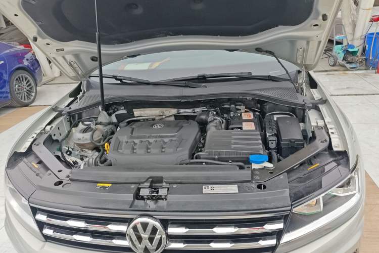 Used Volkswagen Tiguan L 2019 Revised 330TSI Automatic Two-Wheel Drive Smart & Luxury Edition China VI Standard Engine Bay