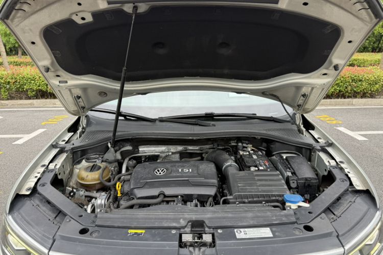Used Volkswagen Tiguan L 2019 380TSI Automatic All-Wheel Drive R-Line Prestige Flagship Model China VI Standard Engine Bay