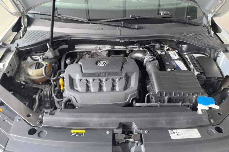 Used Volkswagen Tiguan L 2019 Updated Version 330TSI Automatic Two-Wheel Drive Panoramic Comfort Edition China VI Standard Engine Bay