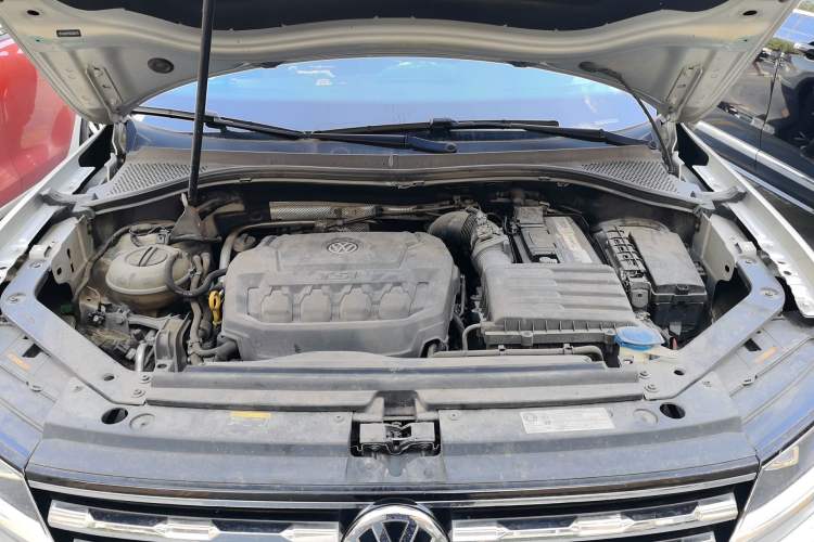 Used Volkswagen Tiguan L 2019 Revised 330TSI Automatic Two-Wheel Drive Smart & Luxury Edition China VI Standard Engine Bay