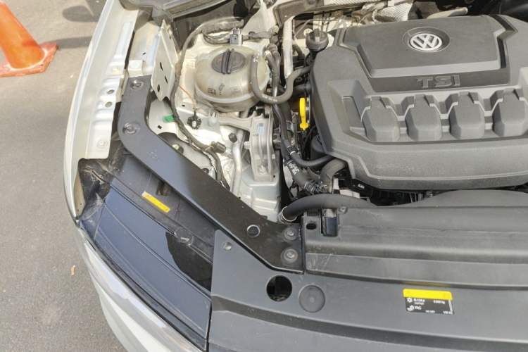 Used Volkswagen Tiguan L 2019 Updated Version 330TSI Automatic Two-Wheel Drive Panoramic Comfort Edition China VI Standard Engine Bay Right
