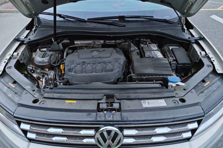 Used Volkswagen Tiguan L 2019 Revised 330TSI Automatic Two-Wheel Drive Smart & Luxury Edition China VI Standard Engine Bay