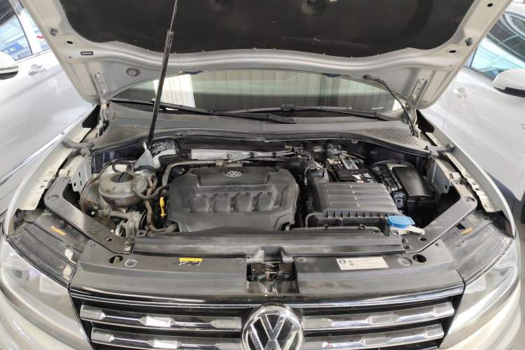 Used Volkswagen Tiguan L 2019 Updated Version 330TSI Automatic Two-Wheel Drive Panoramic Comfort Edition China VI Standard Engine Bay