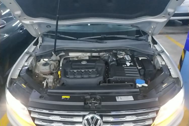 Used Volkswagen Tiguan L 2019 Revised 330TSI Automatic Two-Wheel Drive Smart & Luxury Edition China VI Standard Engine Bay