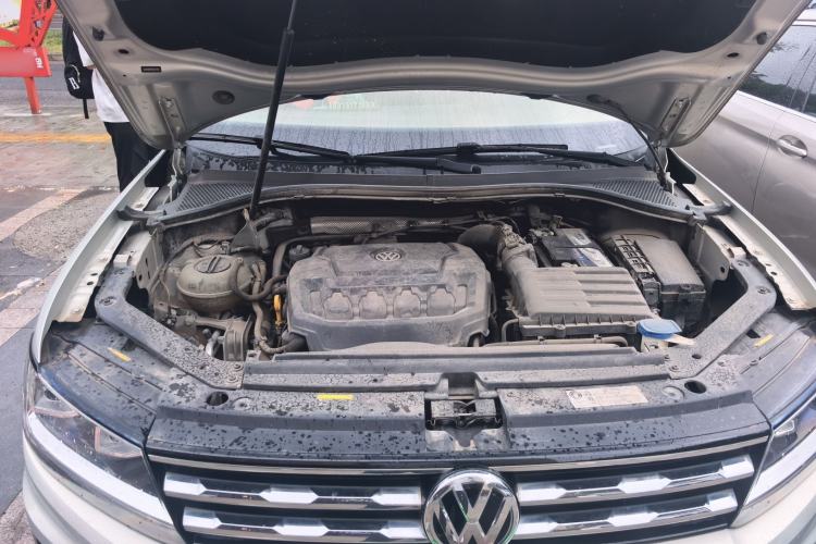 Used Volkswagen Tiguan L 2019 Updated Version 330TSI Automatic Two-Wheel Drive Panoramic Comfort Edition China VI Standard Engine Bay