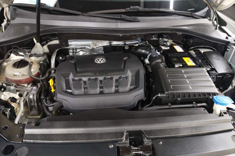 Used Volkswagen Tiguan L 2019 330TSI Automatic Two-Wheel Drive Luxury Edition China VI Standard Engine Bay