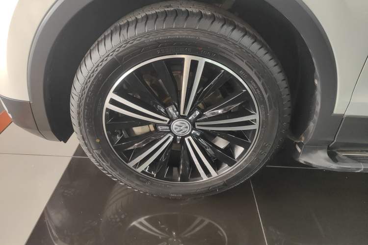 Used Volkswagen Tiguan L 2019 330TSI Automatic Two-Wheel Drive Panoramic Comfort Edition China V Standard Exterior 4