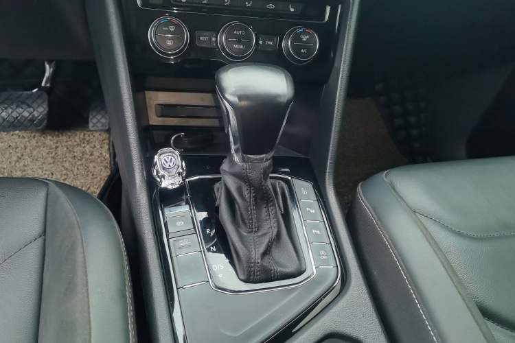 Used Volkswagen Tiguan L 2019 Revised 330TSI Automatic Two-Wheel Drive Smart & Luxury Edition China VI Standard Gear Lever