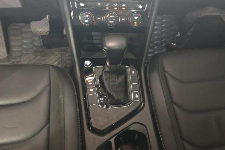 Used Volkswagen Tiguan L 2019 Updated Version 330TSI Automatic Two-Wheel Drive Panoramic Comfort Edition China VI Standard Gear Lever