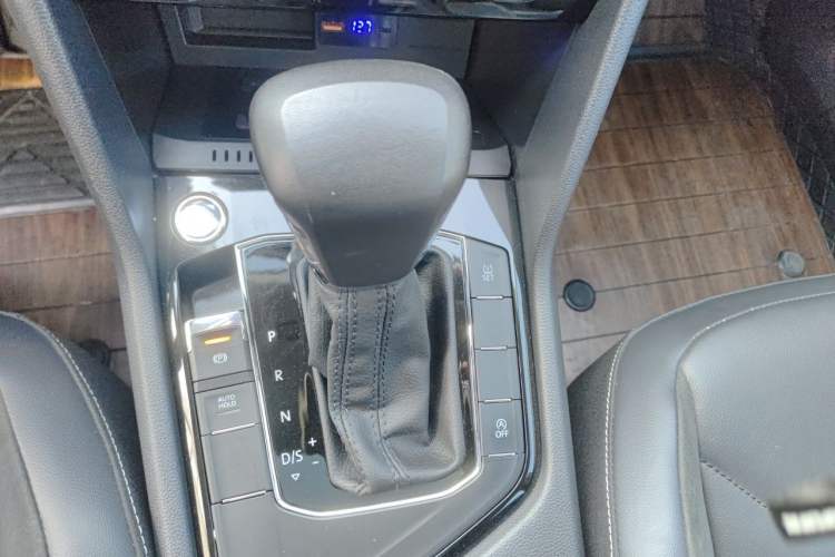 Used Volkswagen Tiguan L 2019 Updated Version 330TSI Automatic Two-Wheel Drive Panoramic Comfort Edition China VI Standard Gear Lever