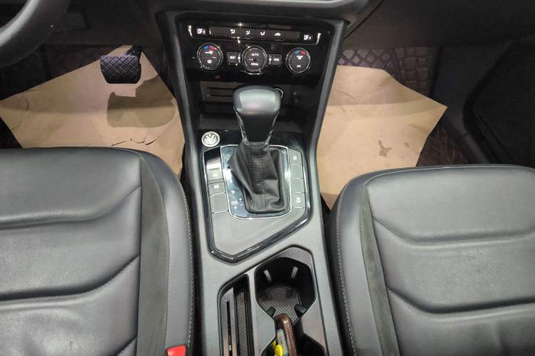 Used Volkswagen Tiguan L 2019 Updated Version 330TSI Automatic Two-Wheel Drive Panoramic Comfort Edition China VI Standard Gear Lever