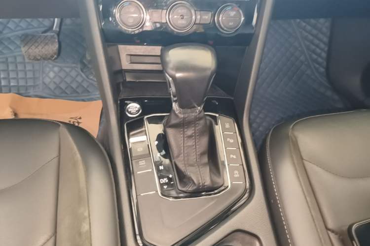 Used Volkswagen Tiguan L 2019 Revised 330TSI Automatic Two-Wheel Drive Smart & Luxury Edition China VI Standard Gear Lever