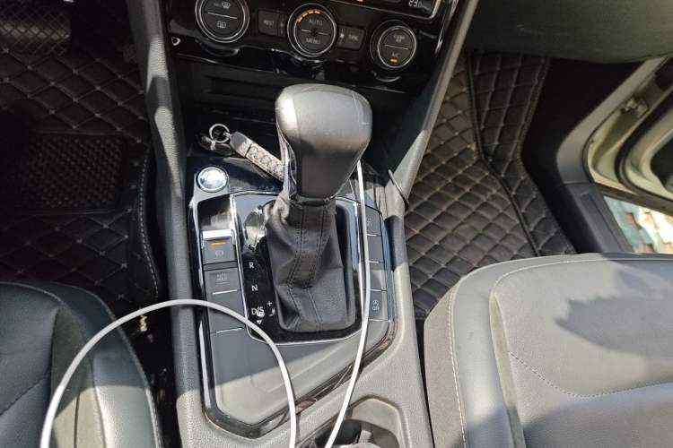 Used Volkswagen Tiguan L 2019 Revised Version 330TSI Automatic Two-Wheel Drive Panoramic Comfort Edition China V Standard Gear Lever