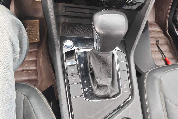 Used Volkswagen Tiguan L 2019 Updated Version 330TSI Automatic Two-Wheel Drive Panoramic Comfort Edition China VI Standard Gear Lever