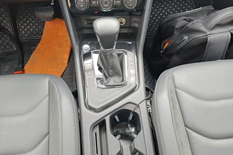 Used Volkswagen Tiguan L 2019 Revised 330TSI Automatic Two-Wheel Drive Smart & Luxury Edition China VI Standard Gear Lever