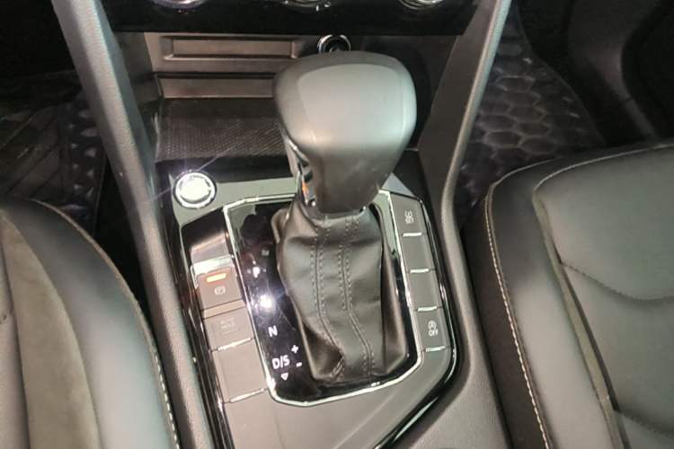 Used Volkswagen Tiguan L 2019 Updated Version 330TSI Automatic Two-Wheel Drive Panoramic Comfort Edition China VI Standard Gear Lever