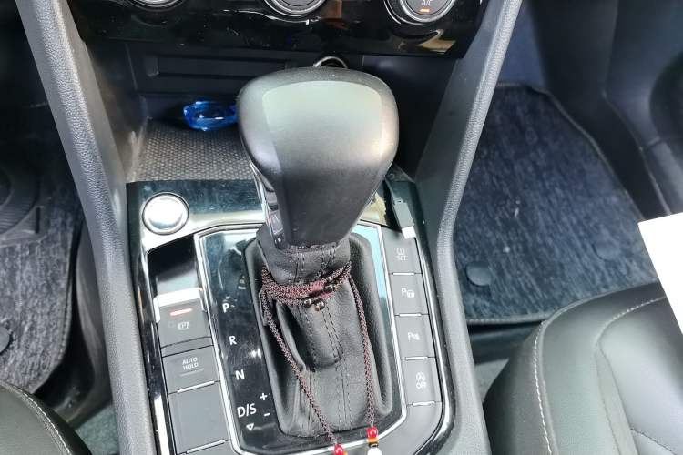 Used Volkswagen Tiguan L 2019 Revised 330TSI Automatic Two-Wheel Drive Smart & Luxury Edition China VI Standard Gear Lever