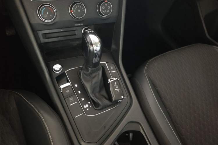 Used Volkswagen Tiguan L 2019 330TSI Automatic Two-Wheel Drive Luxury Edition China VI Standard Gear Lever