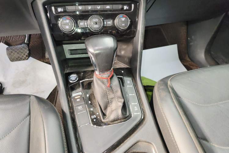 Used Volkswagen Tiguan L 2019 Updated Version 330TSI Automatic Two-Wheel Drive Panoramic Comfort Edition China VI Standard Gear Lever