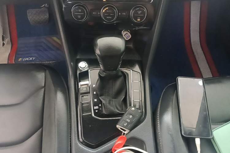 Used Volkswagen Tiguan L 2019 Updated Version 330TSI Automatic Two-Wheel Drive Panoramic Comfort Edition China VI Standard Gear Lever
