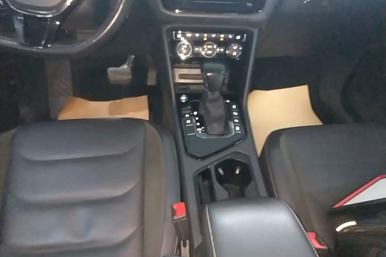 Used Volkswagen Tiguan L 2019 Revised 330TSI Automatic Two-Wheel Drive Smart & Luxury Edition China VI Standard Gear Lever