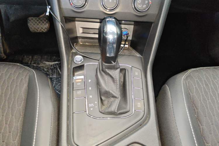 Used Volkswagen Tiguan L 2019 330TSI Automatic Two-Wheel Drive Luxury Edition China VI Standard Gear Lever