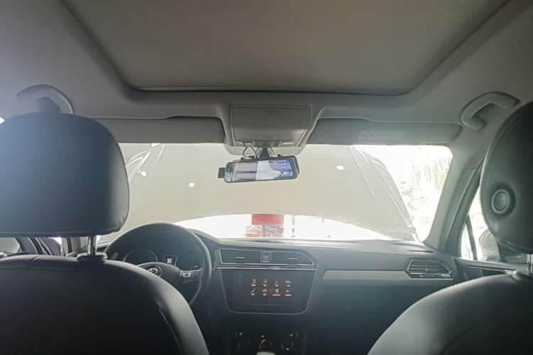 Used Volkswagen Tiguan L 2019 Updated Version 330TSI Automatic Two-Wheel Drive Panoramic Comfort Edition China VI Standard Headliner