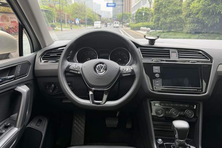 Used Volkswagen Tiguan L 2019 330TSI Automatic Two-Wheel Drive Smart Luxury Version China VI Standard Interior 2