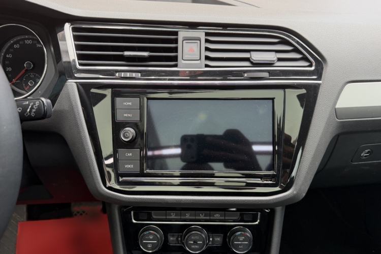Used Volkswagen Tiguan L 2019 330TSI Automatic Two-Wheel Drive Panoramic Comfort Edition China VI Standard Interior 3